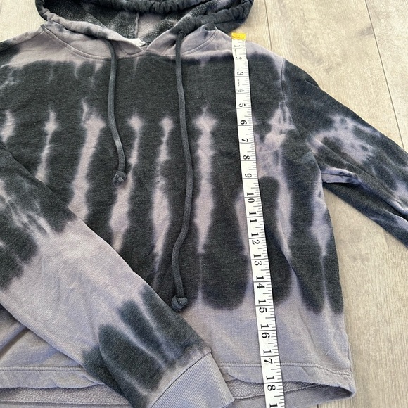Crop tie dye hoodie 
Size small 
Included in mix and Match 5 listings for $30 - Picture 7 of 7